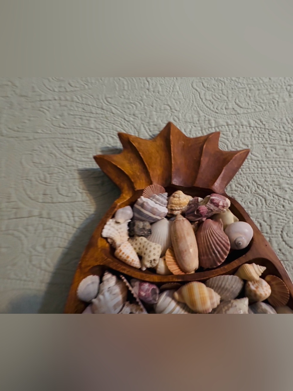 Hand carved wood pineapple tray, with local FL shells. - Picture 2 of 8